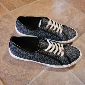 Michael Michael Kors Logo Fashion Sneaker size 5